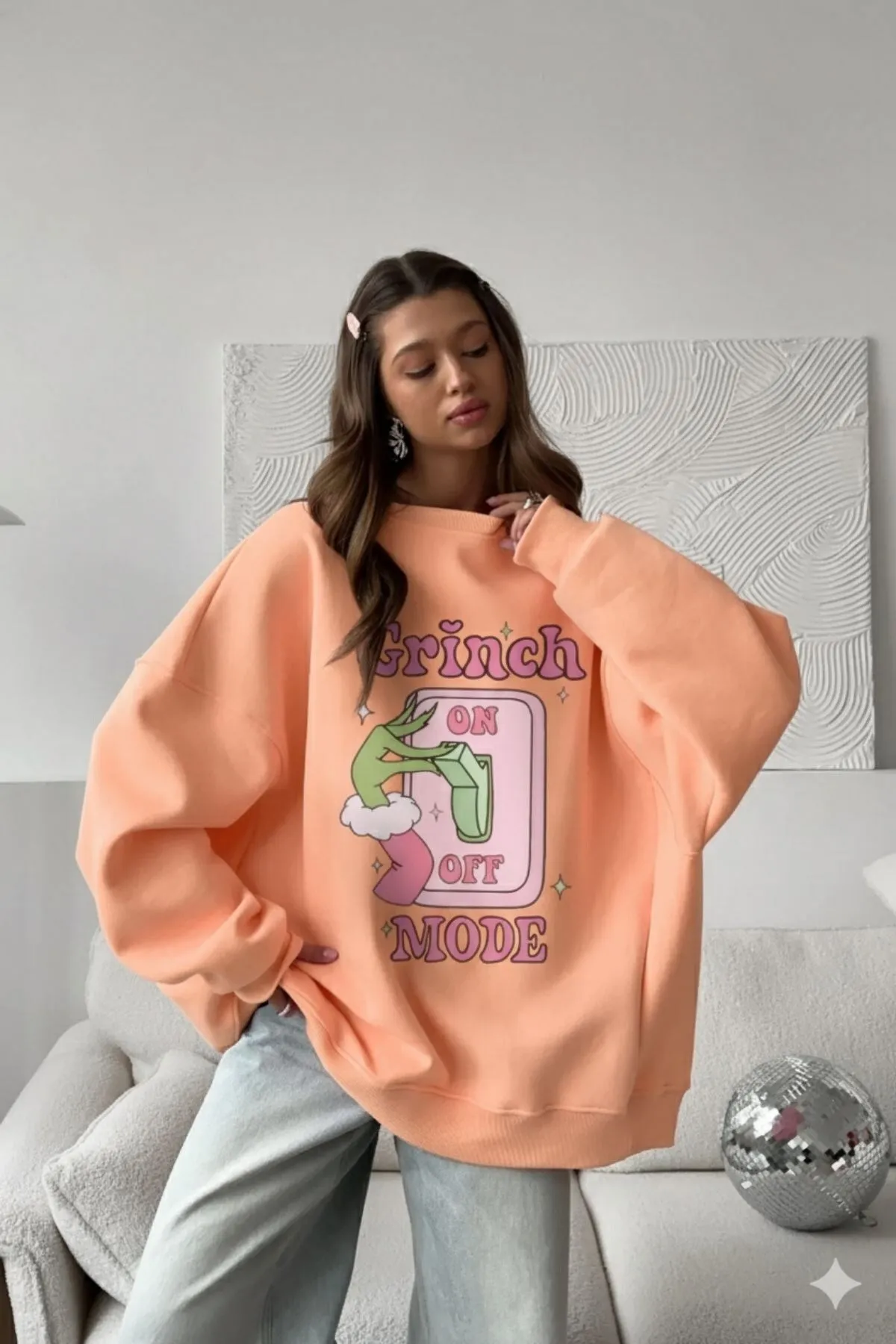 سويت شيرت نسائي أوفرسايز بطبعة Grinch — Orange