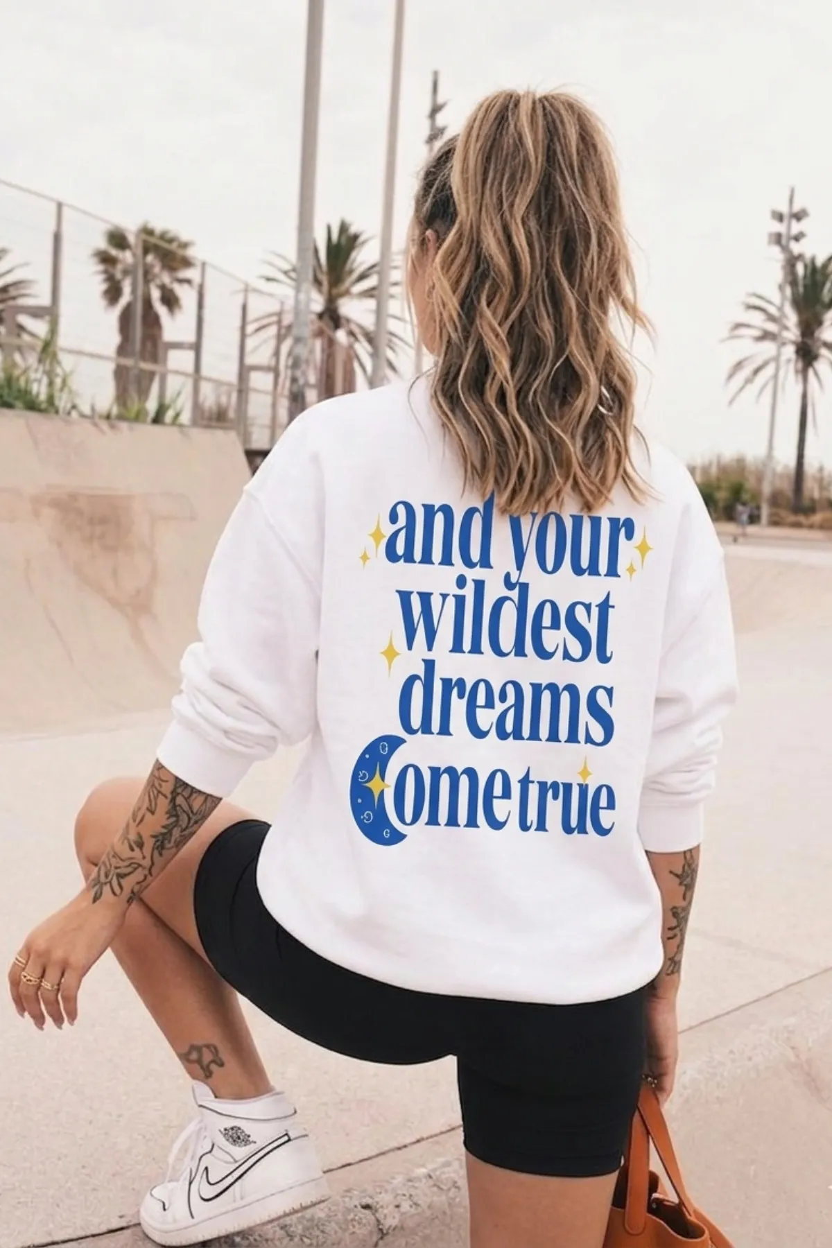 سويت شيرت للجنسين أوفرسايز بطبعة Wildest — White