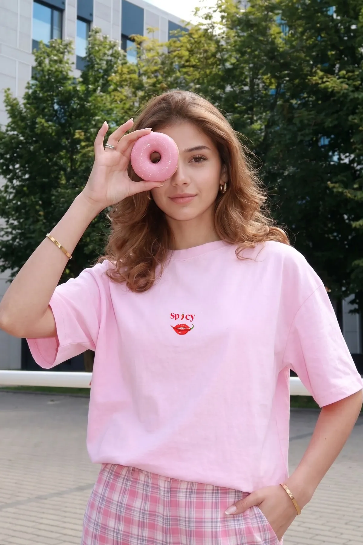 Women Oversize Spicy Lips Print T-Shirt — Pink
