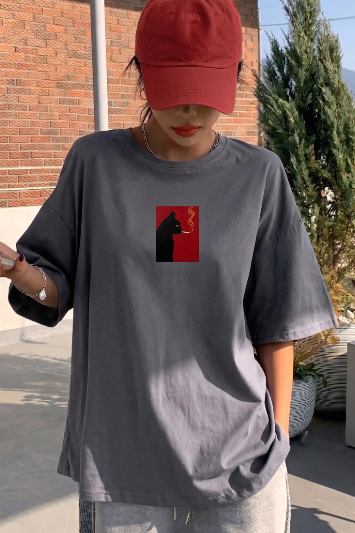Damen Oversize Noir Cat Print T-Shirt — Smoke Gray