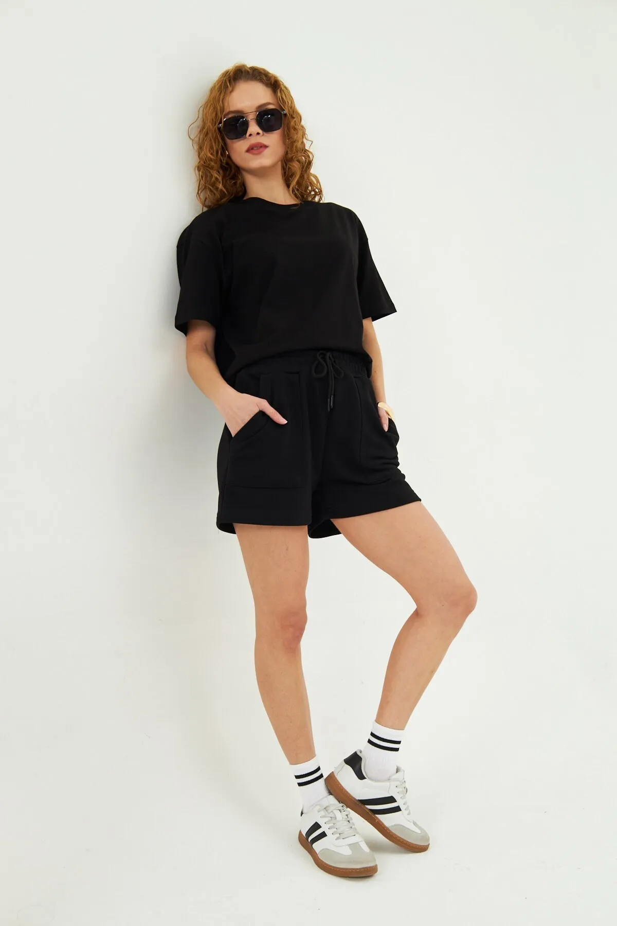 تي شيرت نسائي أوفرسايز — Black